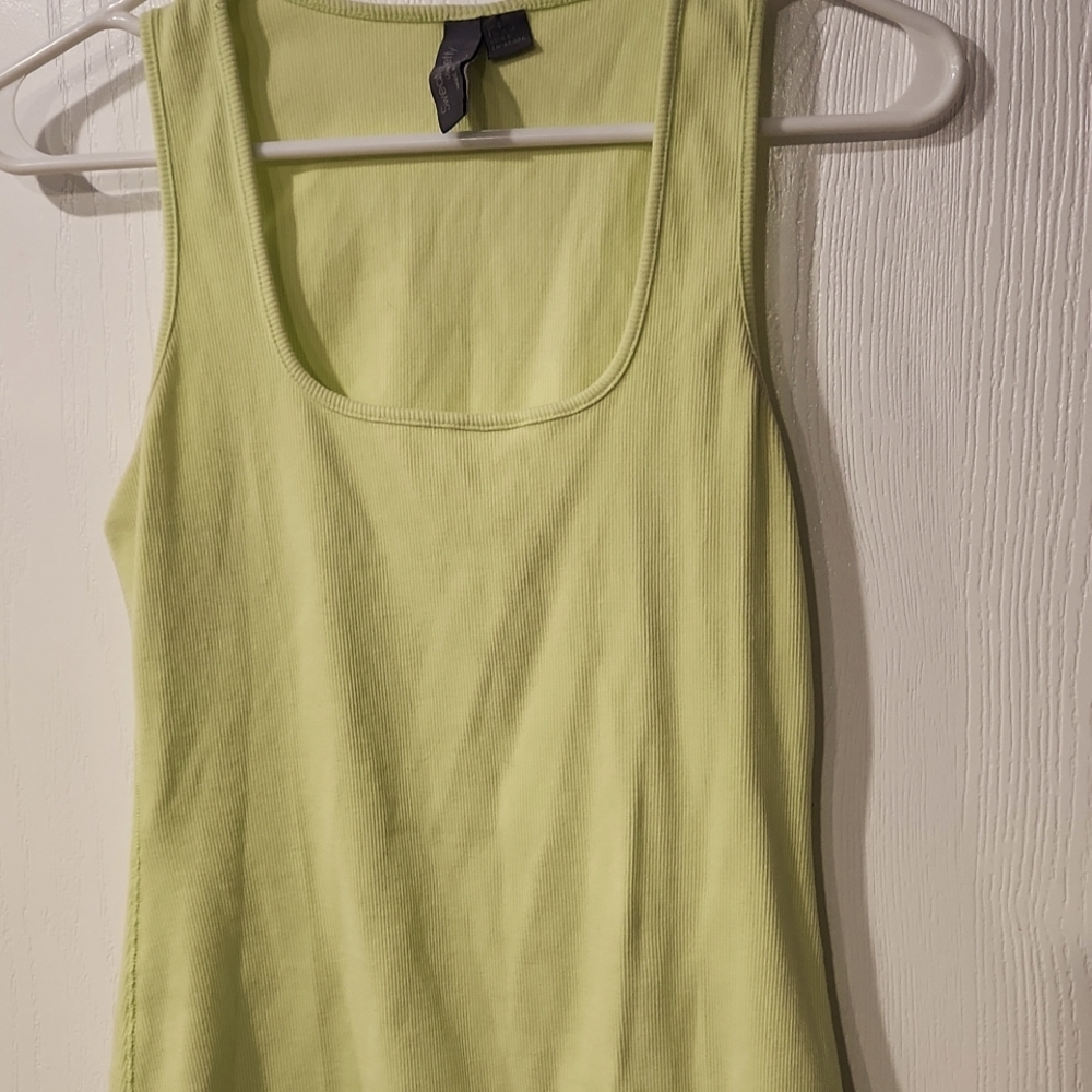 Small yellow ribbed tank